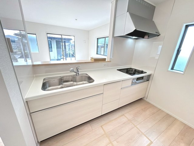 クワイエ　一宮市祐久第1　全2区画分譲のキッチン|お手入れがラクなステンレスをワークスペース部分トップに使用した、機能的で美しいシステムキッチンです。
浄水器組込み水栓でシンクまわりがスッキリ広々お使いいただけます。フラットな造りでお掃除も楽々です。