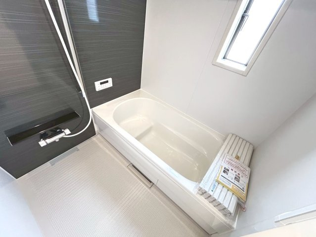 クワイエ　一宮市祐久第1　全2区画分譲の浴室|保温浴槽使用で４時間たっても浴槽の湯温低下はわずか約2.5度の省エネ仕様です。【暖房換気乾燥機】付き！
サイドブロー機能を備えた省エネ衣類乾燥機です。窓付きの明るく清潔な空間でゆったりバスタイムを！