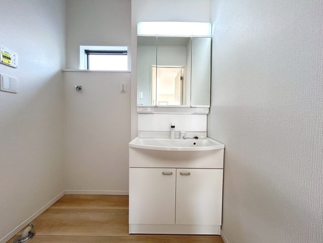 クワイエ　一宮市祐久第1　全2区画分譲の独立洗面台|床材に受ける様々な傷や、温度・湿度変化による、クラックの発生を大幅に抑える特殊加工を施工済みです。
水栓はリフトアップできて両手が使えます。またハンドシャワーでも使えます。