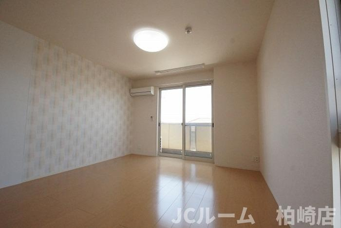 柏崎市田中のアパートの居間・リビング