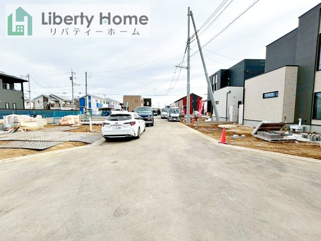 阿見町うずら野Ⅱ　新築戸建　1号棟の前面道路含む現地写真