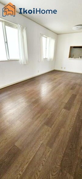 神戸市西区竹の台5丁目　中古戸建の居間・リビング|LDK14帖になります。2面採光で明るいです。庭に繋がる大きな窓もございます。								
