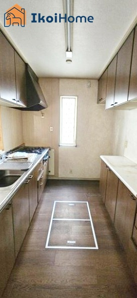 神戸市西区竹の台5丁目　中古戸建のキッチン|●年中無休：当日予約可●キッチンには同色のカップボードが備え付けられており収納力抜群です。				