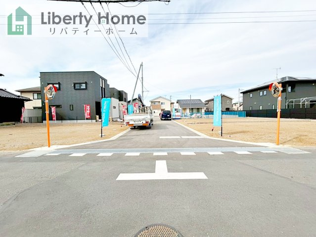 阿見町うずら野Ⅱ　新築戸建　2号棟の前面道路含む現地写真