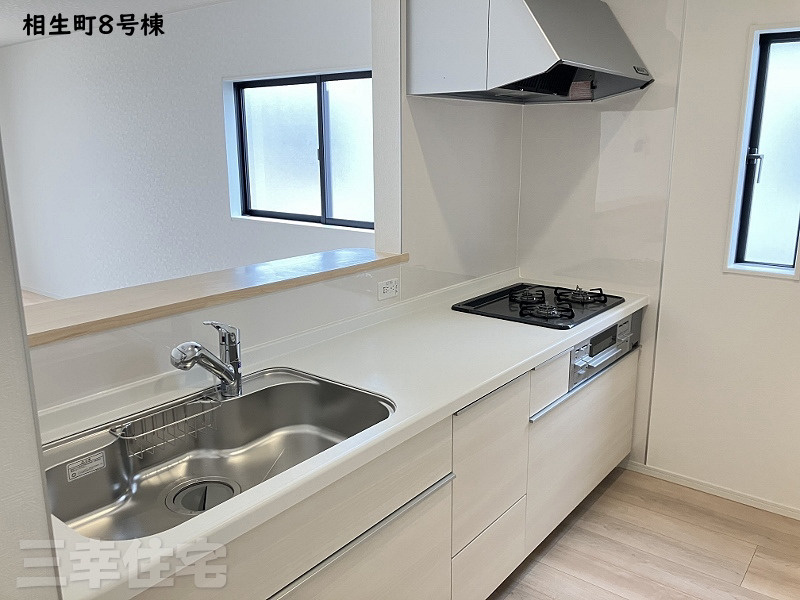 碧南市相生町のキッチン|キッチンから暖かな陽が差しこむリビングに向かってご家族の笑顔を見ながらお料理できる対面キッチンです♪