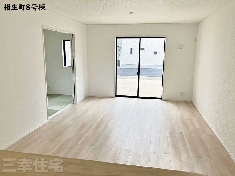 碧南市相生町の居間・リビング|家具の配置に困らない使い勝手のいいリビング