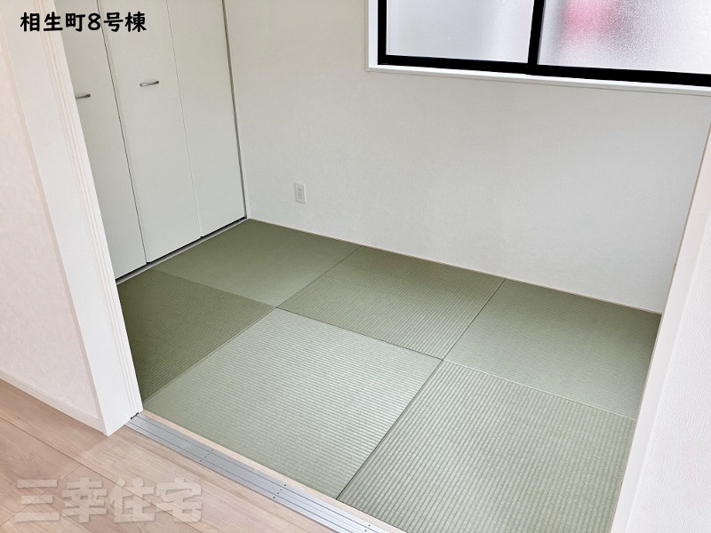 碧南市相生町の和室|続き間になる洋風和室4帖。ゴロンと横になるのも良し、お子さんのおもちゃ置き場にしても良し、あると便利な空間です