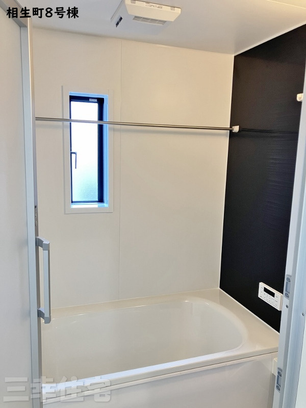 碧南市相生町の浴室|浴室には浴室暖房乾燥機が完備されています。浴室でふんわり衣類乾燥もできるから、花粉の季節も安心です