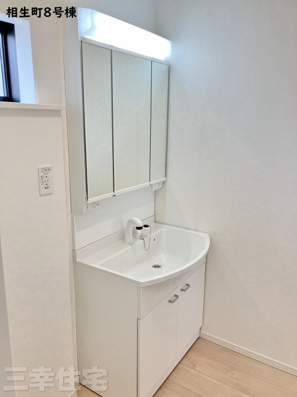 碧南市相生町の洗面所|3面鏡の洗髪洗面化粧台には、十分な可動式収納棚も付いた見た目も美しく機能性に優れた使いやすい仕様です