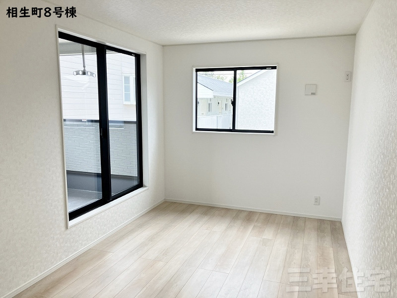 碧南市相生町の寝室|主寝室7.5帖。屋根のあるバルコニーに面しています