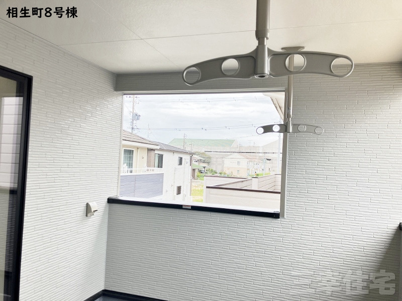 碧南市相生町のバルコニー|屋根のあるバルコニー。陽光・通風を確保した南向きの快適空間♪