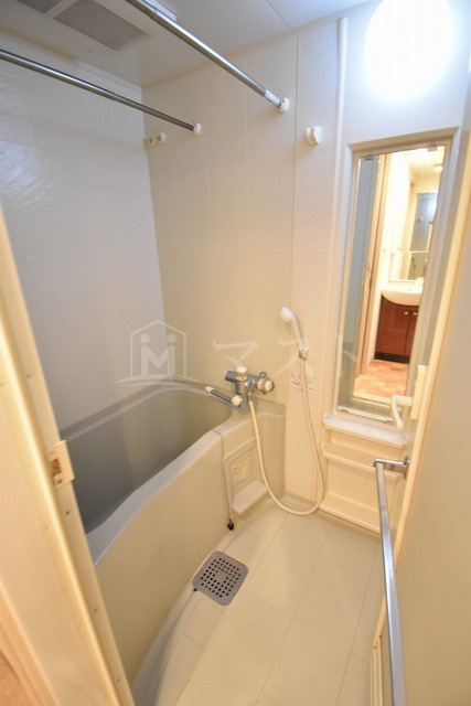 ジュネーゼグラン心斎橋東の浴室