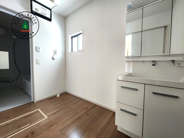 福岡市東区奈多1丁目第2-6棟（1号棟）の内観：施工例|ゆとりの洗面スペースで朝の身支度もスムーズに。暮らしを快適に変えるシャワー付洗面台です！