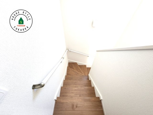 福岡市東区奈多1丁目第2-6棟（1号棟）の内観：施工例|階段からも明るい光が入ります。採光や通風も階段の重要な役割です。