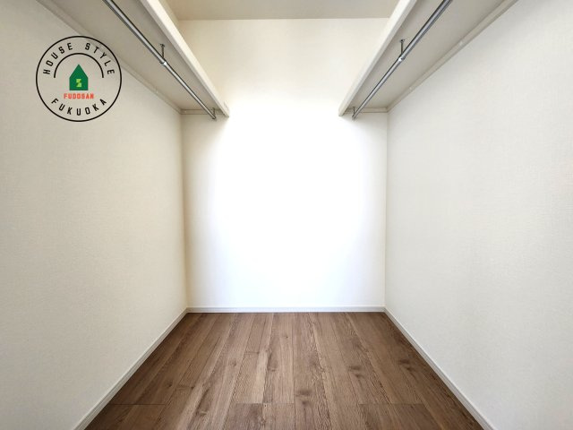 福岡市東区奈多1丁目第2-6棟（1号棟）の内観：施工例|洋服や大きな荷物が多い方や人数の多いご家族などは、一般的なクローゼットよりもウォークインクローゼットのほうが使い勝手が良いです。