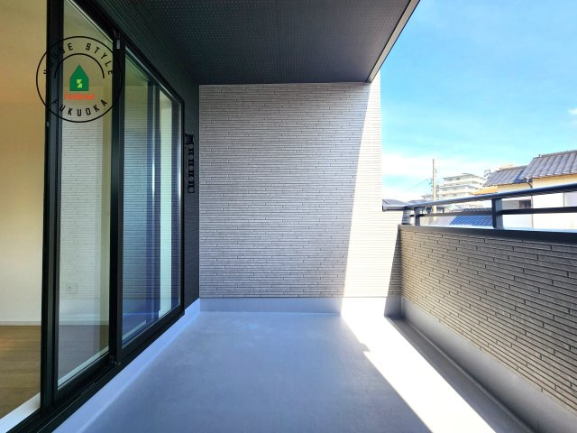 福岡市東区奈多1丁目第2-6棟（1号棟）の外観：施工例|風をしっかりと感じられるバルコニーでは、毎日が洗濯日和です。広々としているので洗濯も楽しくなるでしょうし、気分転換にバルコニーからの眺めを楽しむのもいいでしょう。