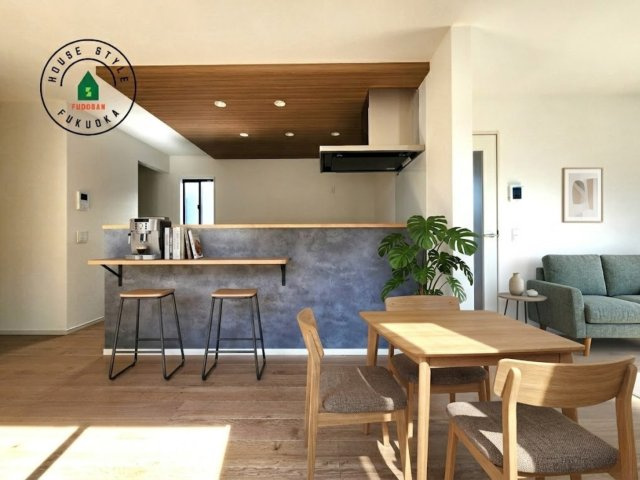 福岡市東区奈多1丁目第2-6棟（1号棟）の内観：施工例|明るく開放的なリビングダイニングは豊かな陽光が注ぎ込み、やすらぎの空間を演出してくれます。ご家族で楽しいひとときをお過ごし下さい。※家具はCGを合成したものです。