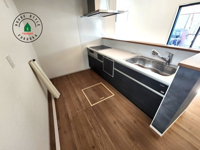 福岡市東区奈多1丁目第2-6棟（1号棟）の内観：施工例|ダイニングテーブルへの配膳がラクラク、お料理はかどるカウンター付きシステムキッチン！