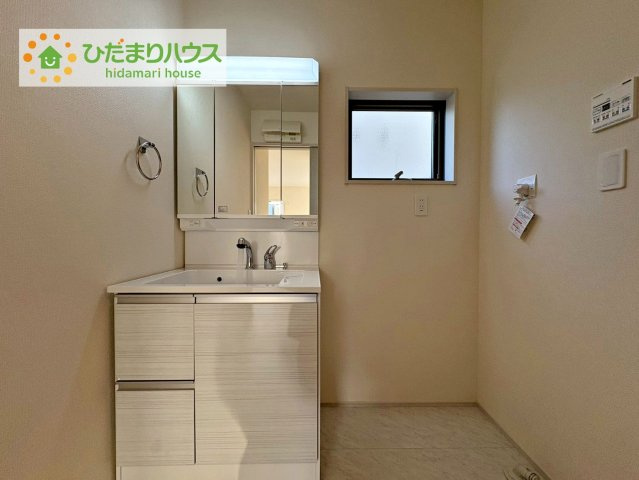 ひたちなか堀口第4　新築戸建　1号棟の洗面所|大きな三面鏡の独立洗面。鏡の後ろは収納となっているのでスッキリと整理できます！