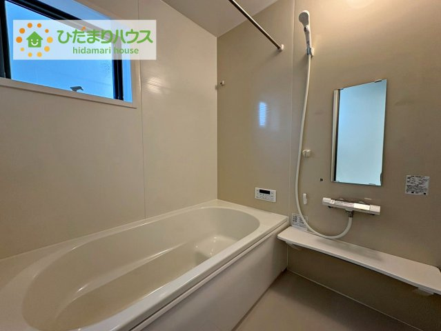 ひたちなか堀口第4　新築戸建　1号棟の浴室|"何歳まで一緒に入ってくれるだろうか・・・。
広いお風呂は、お子様と一緒に入るバスタイムがより楽しくなります。"