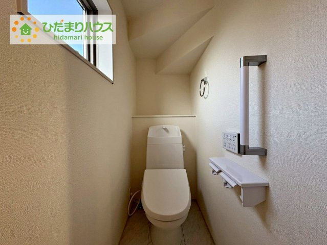 ひたちなか堀口第4　新築戸建　1号棟のトイレ|小窓が付いているので、トイレも明るい空間になっております♪