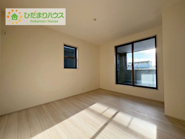 ひたちなか堀口第4　新築戸建　1号棟の寝室|バルコニーに面していて、たっぷり光りの入る明るい主寝室です！