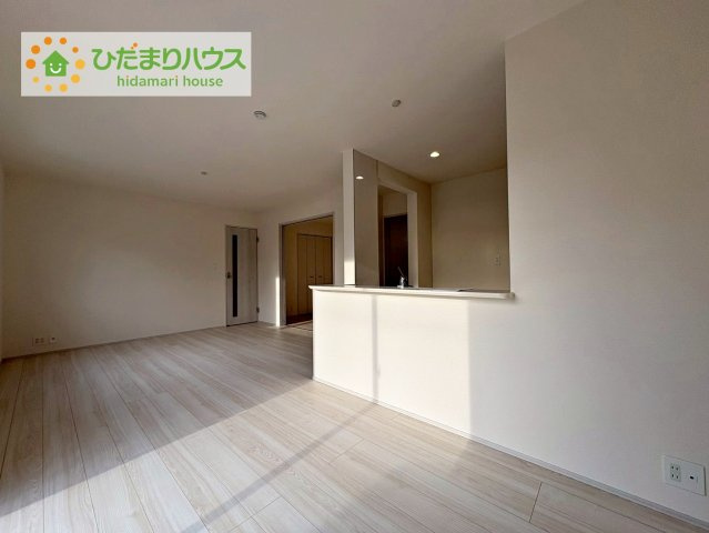 ひたちなか堀口第4　新築戸建　1号棟の居間・リビング|リビング大きな窓からは、暖かな日の光が降り注ぎます・・・