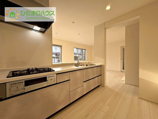 ひたちなか堀口第4　新築戸建　1号棟のキッチン|3口コンロでお料理する時間も短くなりそうですね(*‘∀‘)