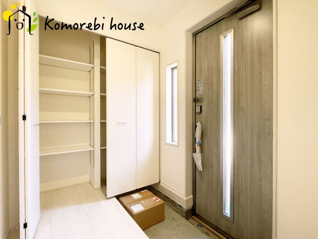 鴻巣市東　第4　新築一戸建て　リーブルガーデン　01の玄関|収納もある玄関です