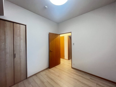 【洋室】 | エスリード堺三国ヶ丘 | クロス・フローリングリフォーム済！綺麗な壁や床で室内が明るくなりますね！爽やかな気分でお過ごしいただけますよ♪