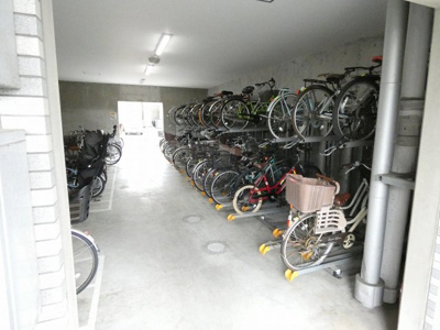 【駐輪場】 | エスリード堺三国ヶ丘 | 駐輪場に屋根があるので、雨の日に自転車が濡れにくく嬉しいですね♪