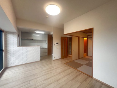 【居間・リビング】 | エスリード堺三国ヶ丘 | ＪＲ阪和線「三国ヶ丘」駅まで徒歩７分・南海高野線「三国ヶ丘」駅まで徒歩７分！２沿線利用可能！毎日の通勤や通学に便利ですね！