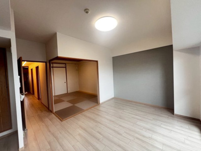 【居間・リビング】 | エスリード堺三国ヶ丘 | 【リビング】ＬＤＫ約１２．２帖♪暮らしの中心となるリビングは、家族みんなが心地よく過ごせる癒しの空間ですよ♪