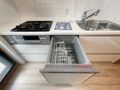 【キッチン】 | エスリード堺三国ヶ丘 | 【システムキッチン新調（食器洗浄機付）】お料理に集中しやすい壁付キッチンですよ♪３口コンロの使いやすいシステムキッチンで毎日のお料理も気持ち良くできますね！