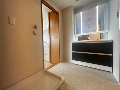 【独立洗面台】 | エスリード堺三国ヶ丘 | 【シャワー付き洗面台新調】身だしなみを整えるのに重宝するシャワー付きの洗面台です♪洗面台に収納もあるため、整頓しやすいですね！