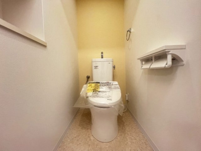 【トイレ】 | エスリード堺三国ヶ丘 | 【トイレ新調】温水便座洗浄便座ですので、寒い日も温かい便座で安心して使用していただけますよ！