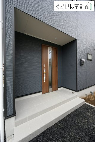 【玄関】 | Cradle garden久喜市菖蒲町下栢間第2　新築住宅 | 南向きの穏やかな佇まいが、家族の新しい日常を優しく包み込む。静かな街並みに、安心して子育てできる環境が整っています。
現地(2025年11月撮影)