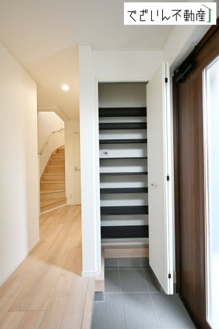 【玄関】 | Cradle garden久喜市菖蒲町下栢間第2　新築住宅 | 「ただいま」と「おかえり」が自然と交わされる、明るく開放的な玄関。家族の絆が深まる場所です。
現地(2025年11月撮影)