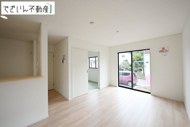 【居間・リビング】 | Cradle garden久喜市菖蒲町下栢間第2　新築住宅 | 南からたっぷり差し込む陽光が、家族の団らんをあたたかく照らす。広々としたLDKは、子どもが走り回っても余裕のある安心空間です。
現地(2025年11月撮影)