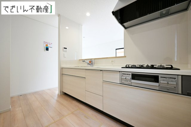 【キッチン】 | Cradle garden久喜市菖蒲町下栢間第2　新築住宅 | 対面式キッチンから見えるのは、遊ぶ子どもの姿と、笑顔で過ごす家族の風景。料理をしながら、安心して見守れる幸せな時間が流れます。
現地(2025年11月撮影)