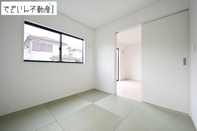【和室】 | Cradle garden久喜市菖蒲町下栢間第2　新築住宅 | 隣接する和室は、子どもの遊び場やお昼寝スペースに最適。家族の成長に寄り添う、柔軟な使い方ができる空間です。
現地(2025年11月撮影)