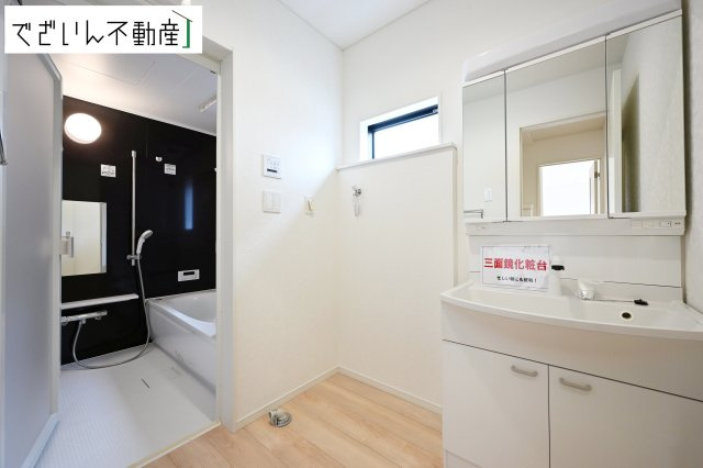 【独立洗面台】 | Cradle garden久喜市菖蒲町下栢間第2　新築住宅 | 朝の支度も家族並んでスムーズに。洗面台の広さと収納力が、忙しい毎日を支えてくれます。
現地(2025年11月撮影)