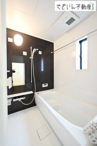 【浴室】 | Cradle garden久喜市菖蒲町下栢間第2　新築住宅 | 清潔感のあるバスルームは、忙しい毎日の中でほっと一息つける場所。育児の合間に、心も体もリセットできる大切な時間が生まれます。
現地(2025年11月撮影)