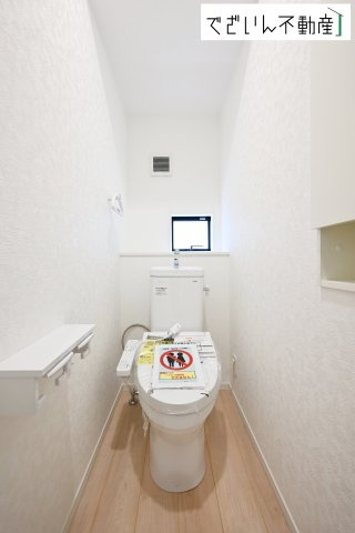 【トイレ】 | Cradle garden久喜市菖蒲町下栢間第2　新築住宅 | シンプルで清潔感のある空間は、毎日使う場所だからこそ嬉しい。家族みんなが快適に過ごせる工夫が詰まっています。
現地(2025年11月撮影)