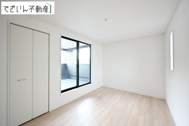 【洋室】 | Cradle garden久喜市菖蒲町下栢間第2　新築住宅 | 夫婦の寝室としても使える落ち着いた居室。育児の合間にほっと一息つける、静かな時間を守ってくれます。
現地(2025年11月撮影)