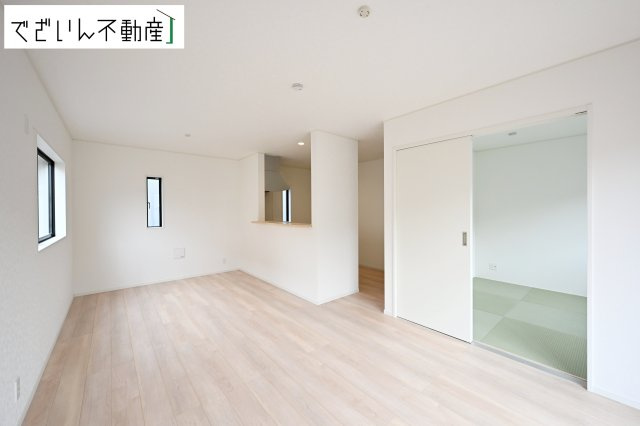 【居間・リビング】 | Cradle garden久喜市菖蒲町下栢間第2　新築住宅 | 和室と隣接したリビングは、遊び場にもお昼寝スペースにも。育児と家族時間が無理なく両立できる、優しい間取りです。
現地(2025年11月撮影)