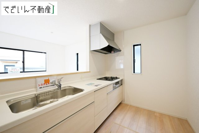 【キッチン】 | Cradle garden久喜市菖蒲町下栢間第2　新築住宅 | 共働きでも無理なく使える効率的なレイアウト。夕食の準備も、家族の会話を楽しみながら進められる、心地よいキッチンです。
現地(2025年11月撮影)