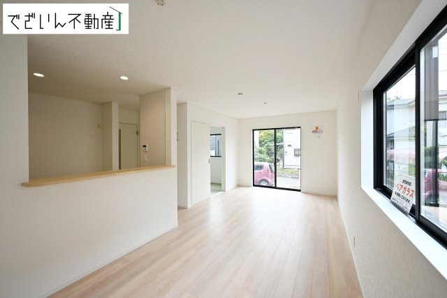 【居間・リビング】 | Cradle garden久喜市菖蒲町下栢間第2　新築住宅 | 対面式キッチンから見えるのは、遊ぶ子どもの姿と、笑顔で過ごす家族の風景。料理をしながら、安心して見守れる幸せな時間が流れます。
現地(2025年11月撮影)