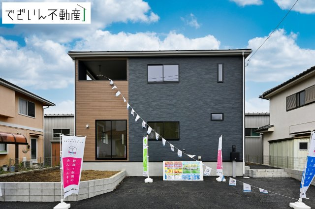 【外観】 | Cradle garden久喜市菖蒲町下栢間第2　新築住宅 | 街並みに馴染む、シンプルで洗練された佇まい。暮らしにちょっとした遊び心を添えてくれるお家です。
現地(2025年11月撮影)