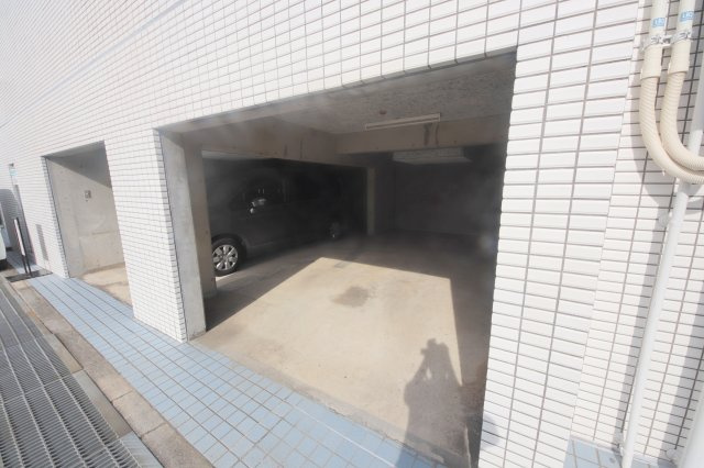 ユニーブル富雄の駐車場